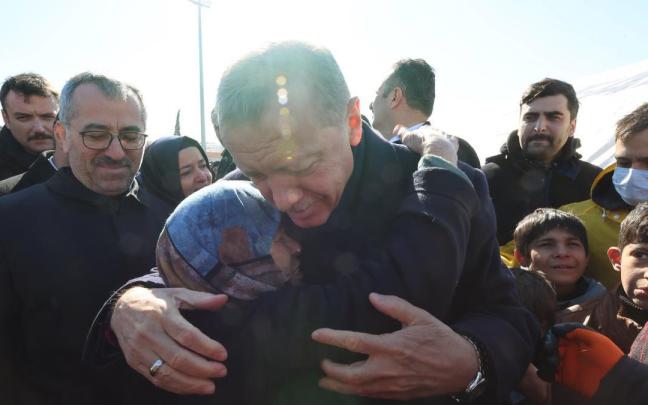 Erdogan se abraza a una mujer afectada por el seísmo en Kahramanmarash. Erdogan se abraza a una mujer afectada por el seísmo en Kahramanmarash.