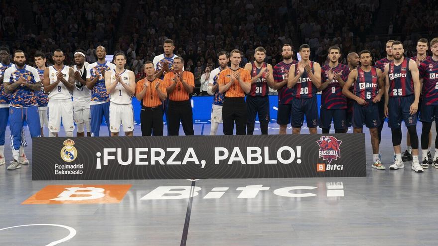 El Real Madrid y el Baskonia mostraron una pancarta de apoyo a Pablo Laso tras sufrir el infarto