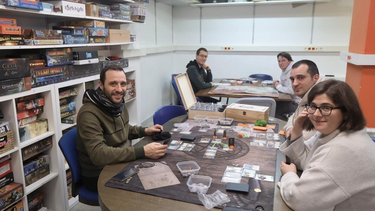 Miembros de la asociaci&oacute;n Valhalla, en su sede en Donostia.