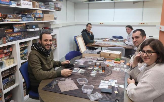 Miembros de la asociaci&oacute;n Valhalla, en su sede en Donostia.