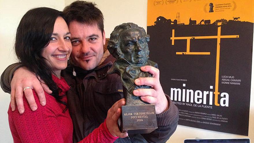 Amaia Remírez y Raúl de la Fuente, en su oficina de Unciti con su Goya por 'Minerita'.