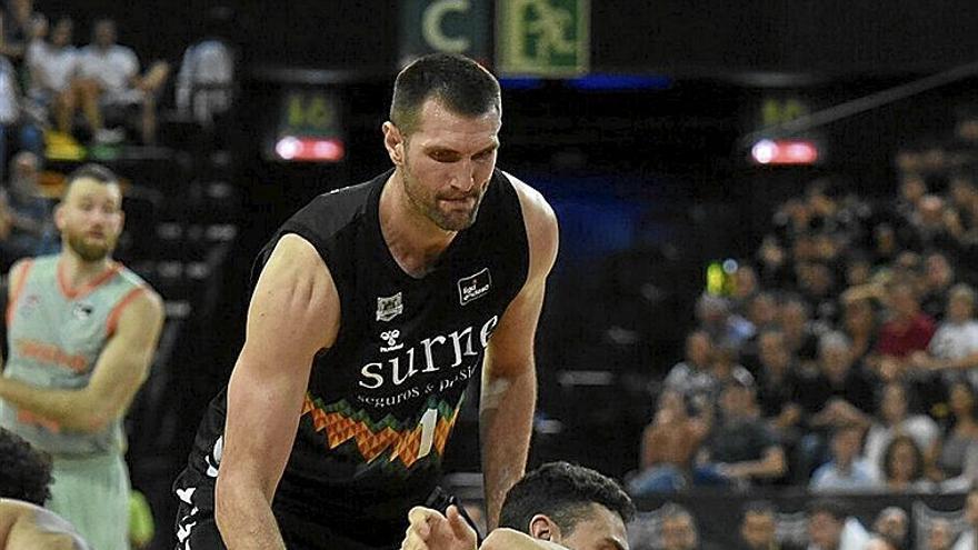 Giedraitis pelea por un balón suelto desde el suelo junto a Reyes. | FOTO: JOSÉ MARI MARTÍNEZ