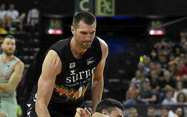 Giedraitis pelea por un bal&oacute;n suelto desde el suelo junto a Reyes. | FOTO: JOS&Eacute; MARI MART&Iacute;NEZ