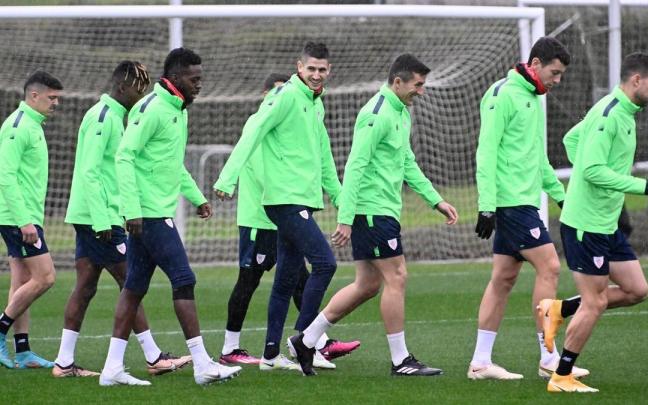 Los jugadores del Athletic se ejercitan en las instalaciones de Lezama.