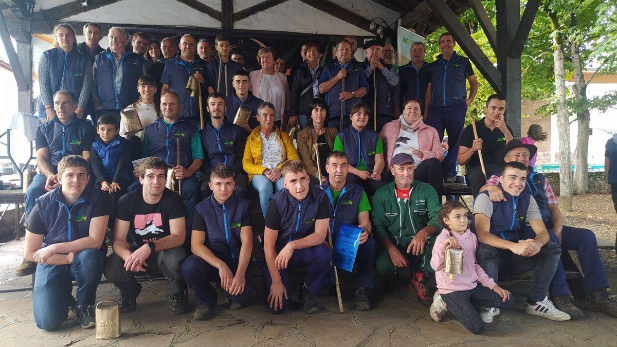 Foto de familia de los ganaderos premiados en la XXXIII edición del Concurso-Subasta de Vacuno Pirenaico,