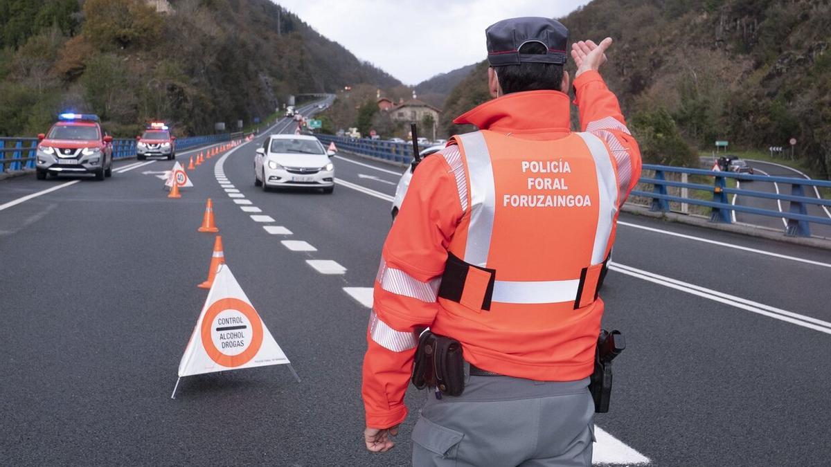 Control de la Policia Foral en Endarlatsa.