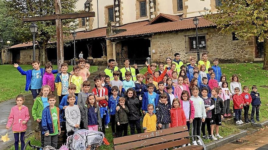 Algunos de los participantes más jóvenes, a su paso por Andra Mari.