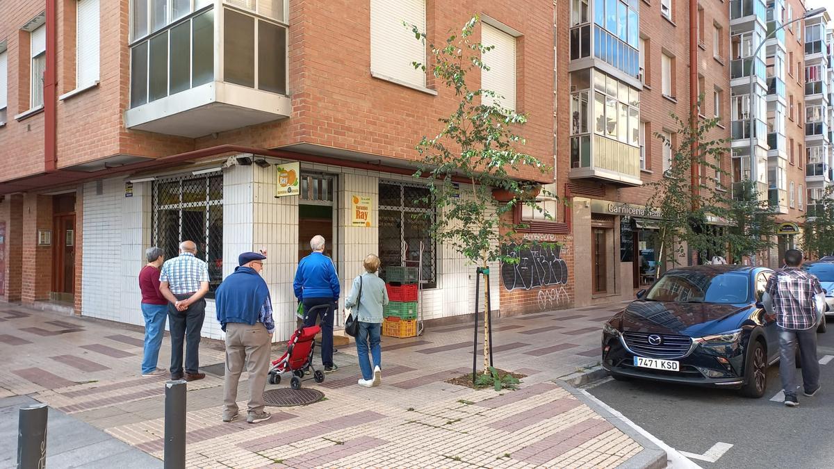 Muchos vitorianos hacen cola desde primera hora en este pequeño comercio de la calle Logroño de la capital alavesa.