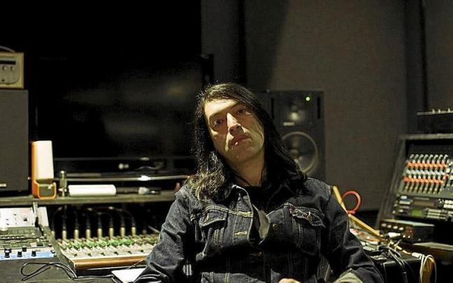 Erol Akan retratado por Tom Medwell.