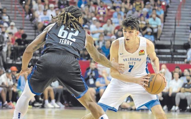 Chet Holmgren encara a Emanuel Terry en un encuentro de la Summer League. | FOTO: AFP Chet Holmgren encara a Emanuel Terry en un encuentro de la Summer League. | FOTO: AFP