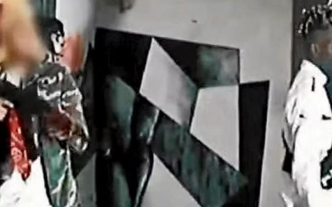 Escena de Black Marfil en la que el acusado canta la frase en cuestión y su compañera porta un arma Escena de Black Marfil en la que el acusado canta la frase en cuestión y su compañera porta un arma