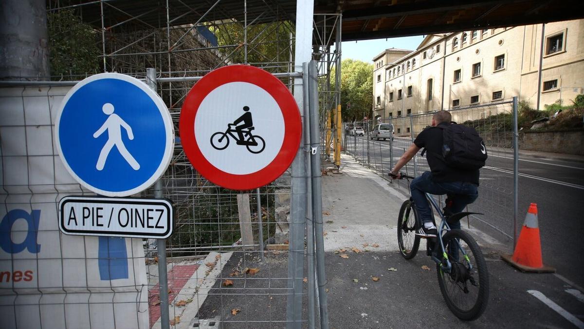 Zona de obras en la pasarela, donde se mantienen las vallas.