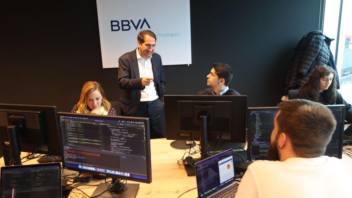 El CEO Peio Belaustegigoitia conversa con algunos de los profesionales del Next Technologies