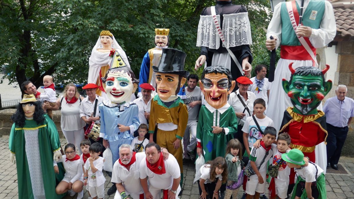 Gigantes, porteadores, cabezudos, chavaler&iacute;a y el imprescindible Julio Marqu&eacute;s tras la procesi&oacute;n..