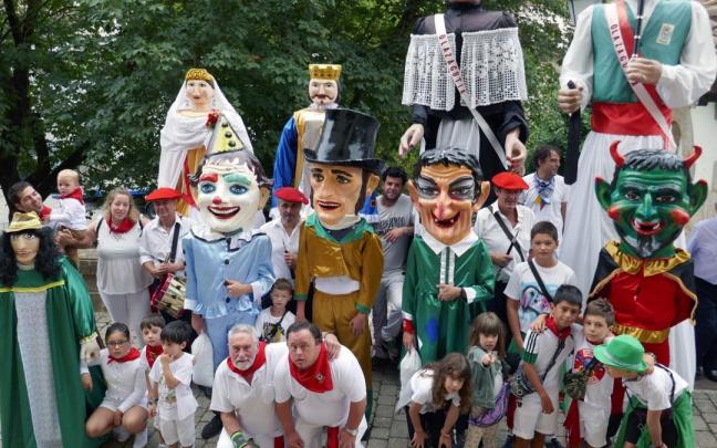 Gigantes, porteadores, cabezudos, chavaler&iacute;a y el imprescindible Julio Marqu&eacute;s tras la procesi&oacute;n..