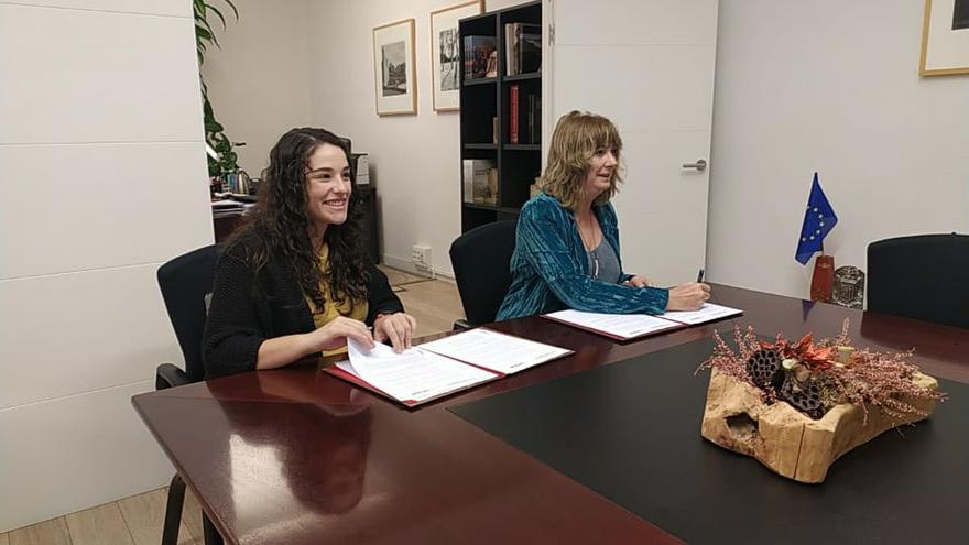 Ana Ollo y Amaia Cunchillos firmando el convenio.