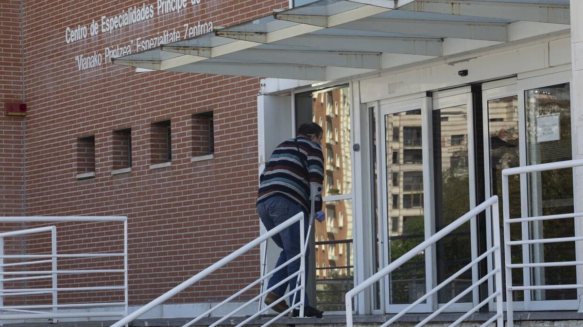 Un hombre en muletas, en la entrada a las consultas de Príncipe de Viana.