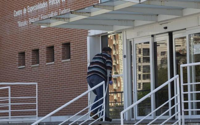 Un hombre en muletas, en la entrada a las consultas de Príncipe de Viana.