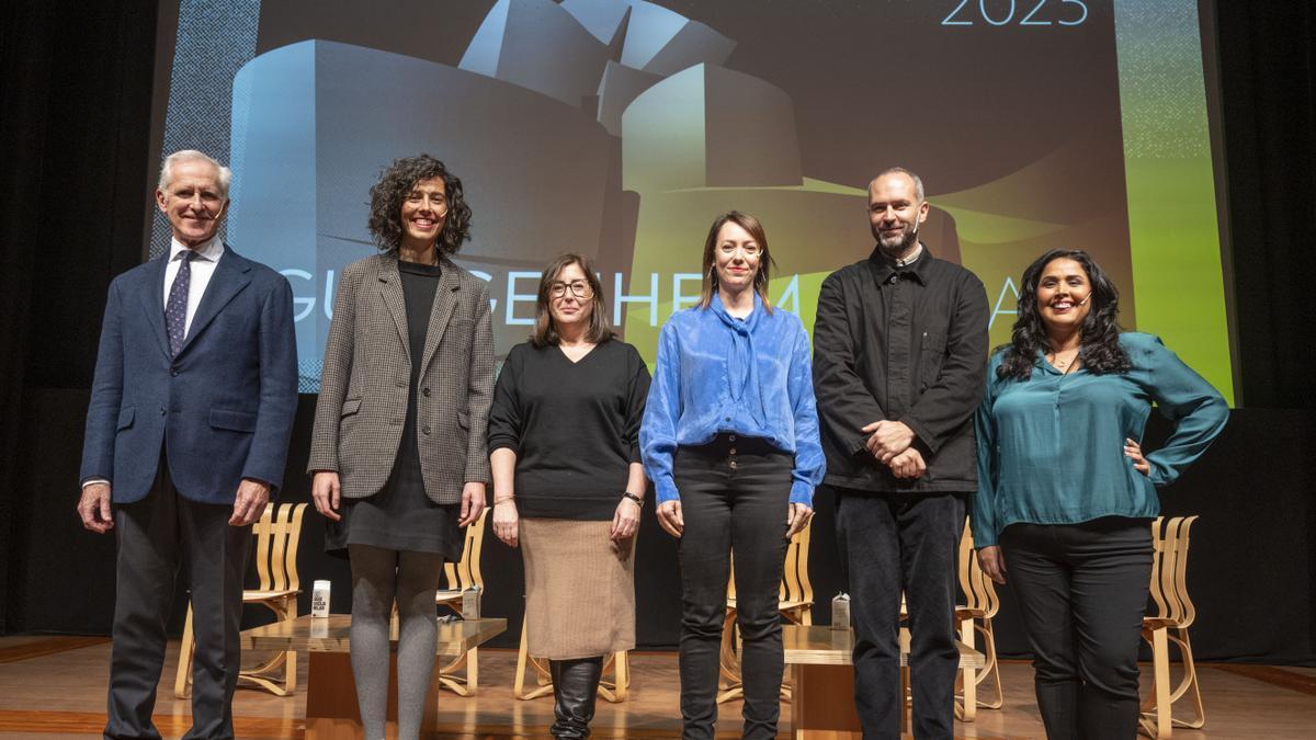 Vidarte, junto al equipo de comisarios del Guggenheim Bilbao en la presentación de la programación