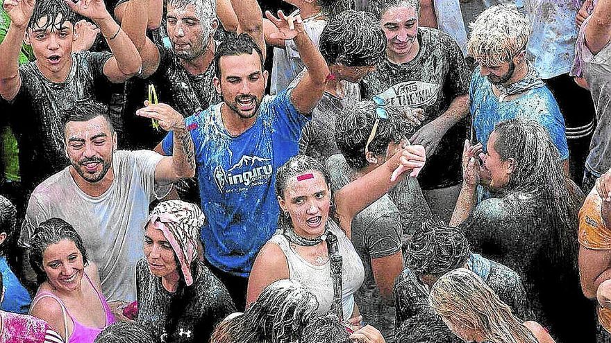 Los congregados en la plaza del teatro Arriaga, &ldquo;rebozados&rdquo; y dispuestos a la fiesta. | FOTO: JOS&Eacute; MARI MART&Iacute;NEZ