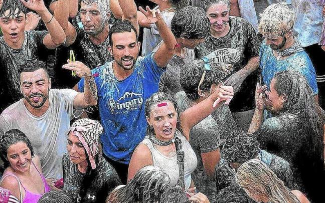 Los congregados en la plaza del teatro Arriaga, &ldquo;rebozados&rdquo; y dispuestos a la fiesta. | FOTO: JOS&Eacute; MARI MART&Iacute;NEZ