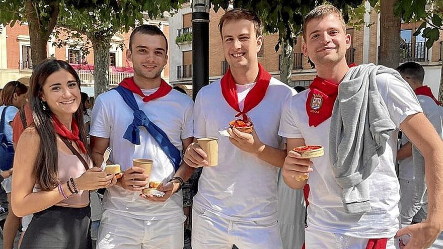 Un grupo de jóvenes, degustando los pimientos del piquillo.