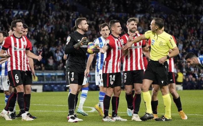 Los jugadores del Athletic protestan la expulsión de Yeray Álvarez en el derbi contra la Real Sociedad. Los jugadores del Athletic protestan la expulsión de Yeray Álvarez en el derbi contra la Real Sociedad.