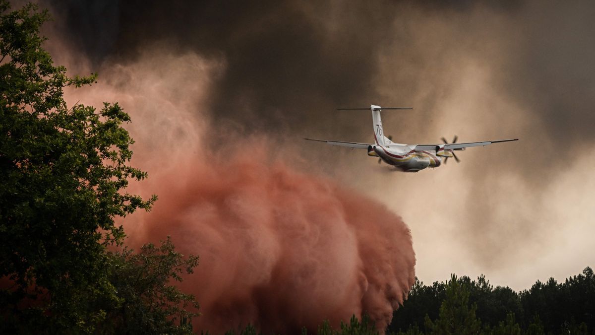 Un avión colabora en las labores de extinción del incendio en Gironda, Francia.