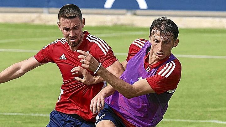 Una pugna por el balón entre Moi Gómez y Ante Budimir durante el entrenamiento de ayer en Tajonar.