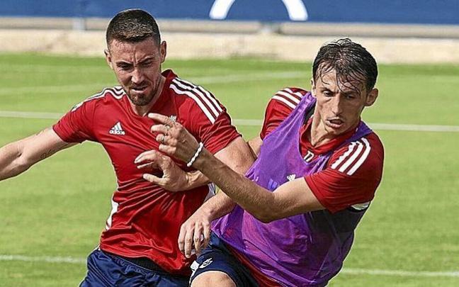 Una pugna por el balón entre Moi Gómez y Ante Budimir durante el entrenamiento de ayer en Tajonar.