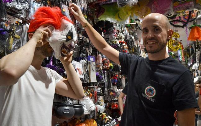 Aingeru Cu&ntilde;ado con un cliente en Disfraz Jaiak