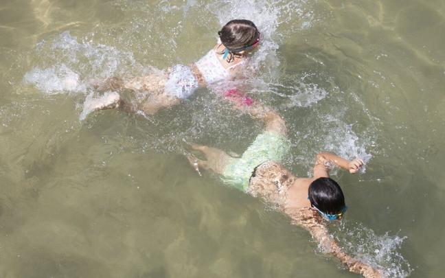 Dos niños se dan un chapuzón en la playa de La Concha de Donostia Dos niños se dan un chapuzón en la playa de La Concha de Donostia