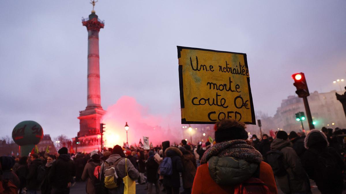 Imagen de archivo de protestas en Francia contra la reforma de pensiones del Gobierno de Macron