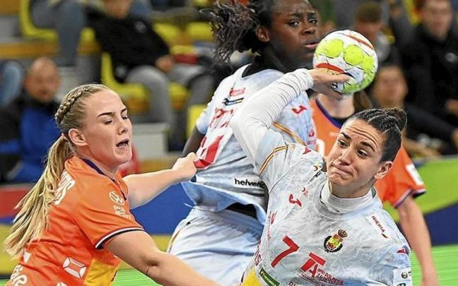 Zoe Sprengers intenta detener a Esther Arrojería. Detrás, Lysa Tchaptchet.