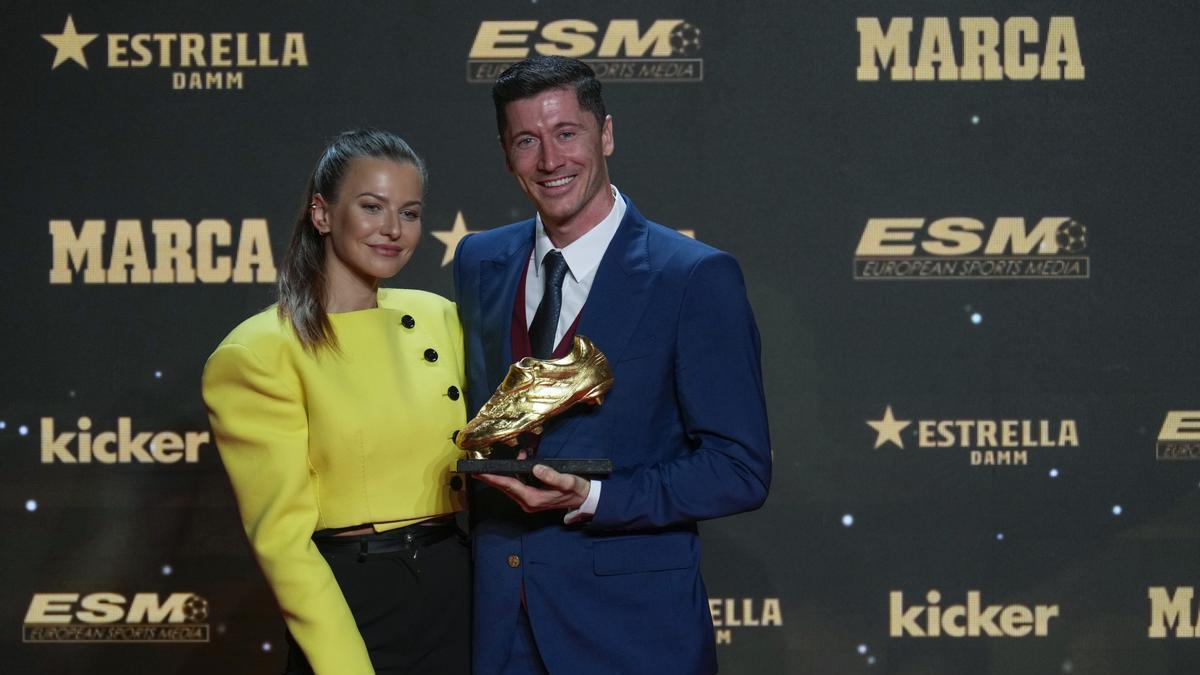 El delantero polaco del FC Barcelona Robert Lewandowski junto a su mujer, Anna Lewandowska, tras recibir este miércoles en Barcelona la Bota de Oro 2021-2022