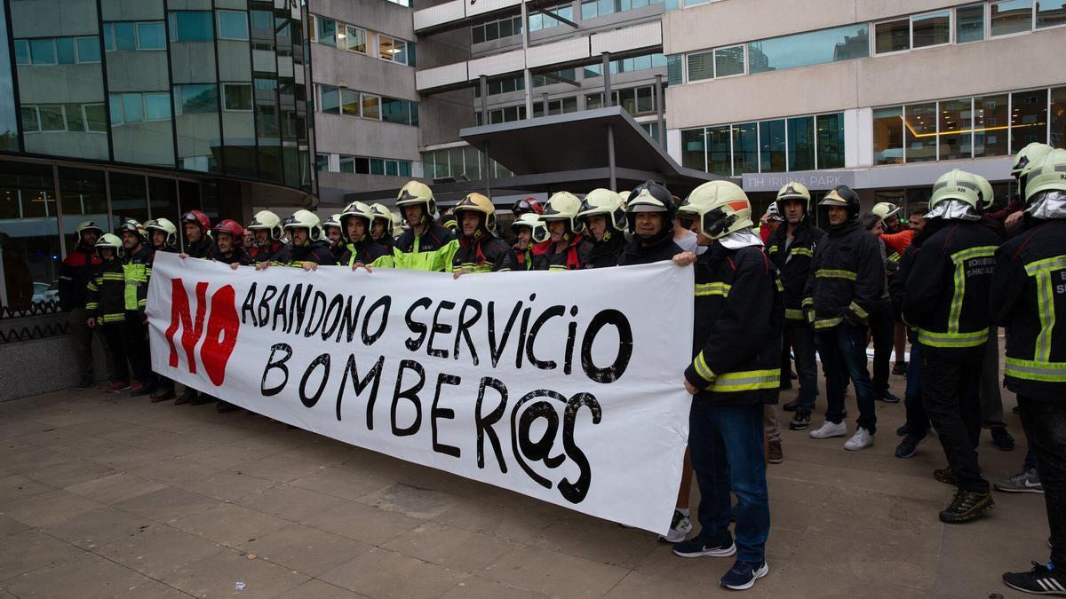 Concentraci&oacute;n de Bomberos de Navarra en protesta por el "abandono" del servicio.