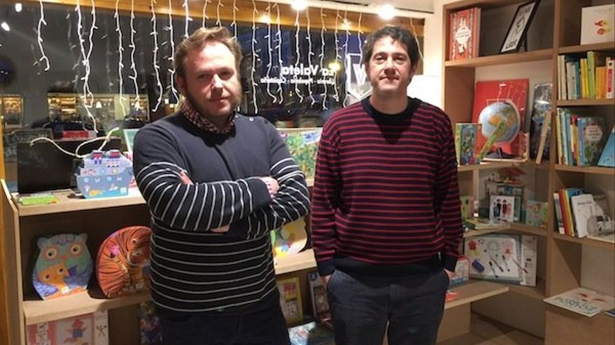 Miguel Sadaba y Mikel Olaiz, en la librer&iacute;a La Valeta.