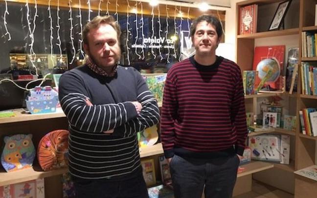 Miguel Sadaba y Mikel Olaiz, en la librer&iacute;a La Valeta.