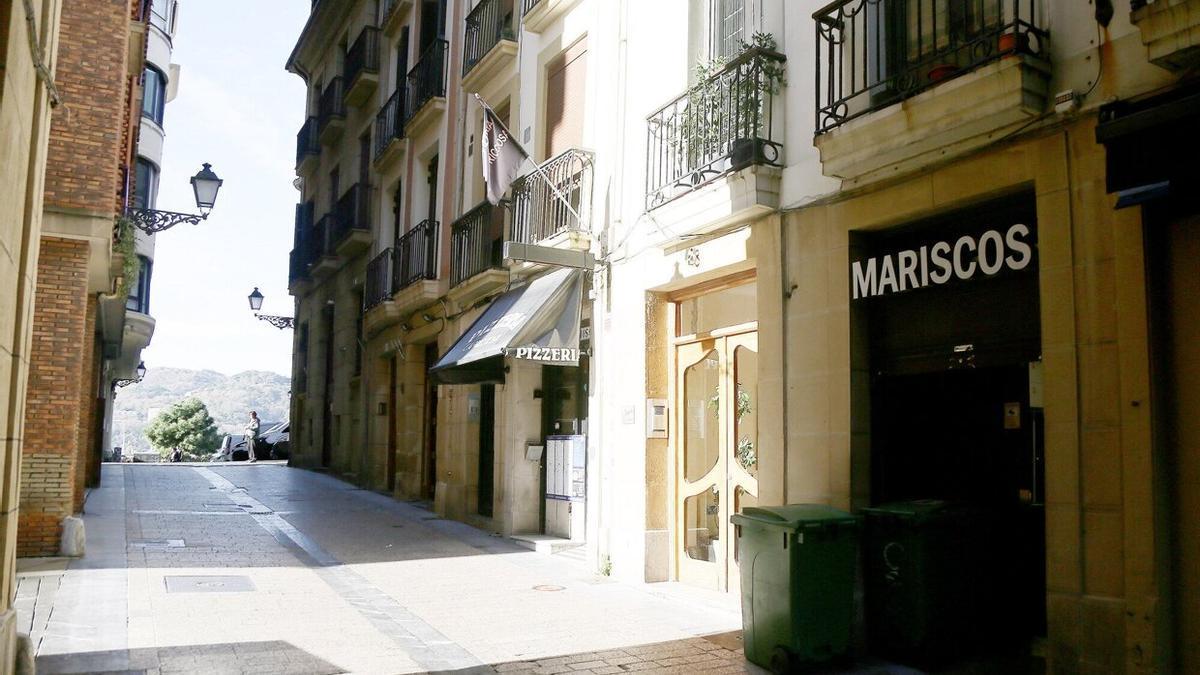 Edificio de Fermín Calbetón 48, entre una pizzería y un almacén hostelero que será expropiado parcialmente si no llega el acuerdo.