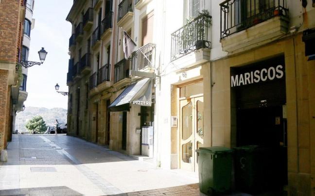Edificio de Ferm&iacute;n Calbet&oacute;n 48, entre una pizzer&iacute;a y un almac&eacute;n hostelero que ser&aacute; expropiado parcialmente si no llega el acuerdo.