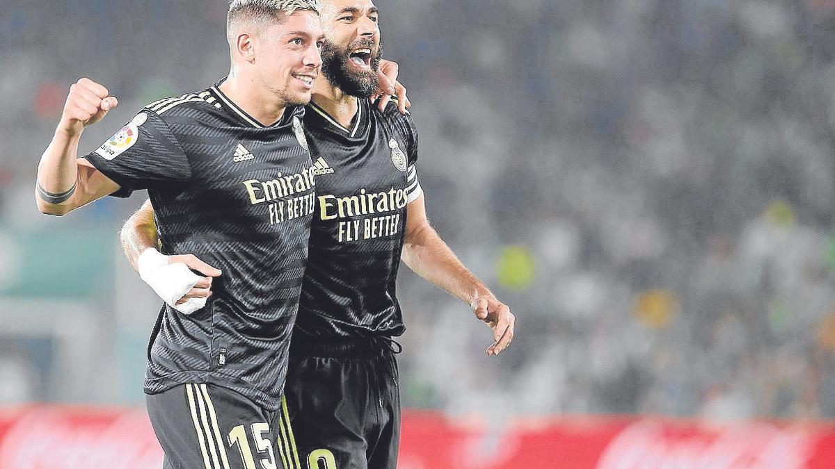 Valverde y Benzema celebran un gol con el Real Madrid. | FOTO: EFE