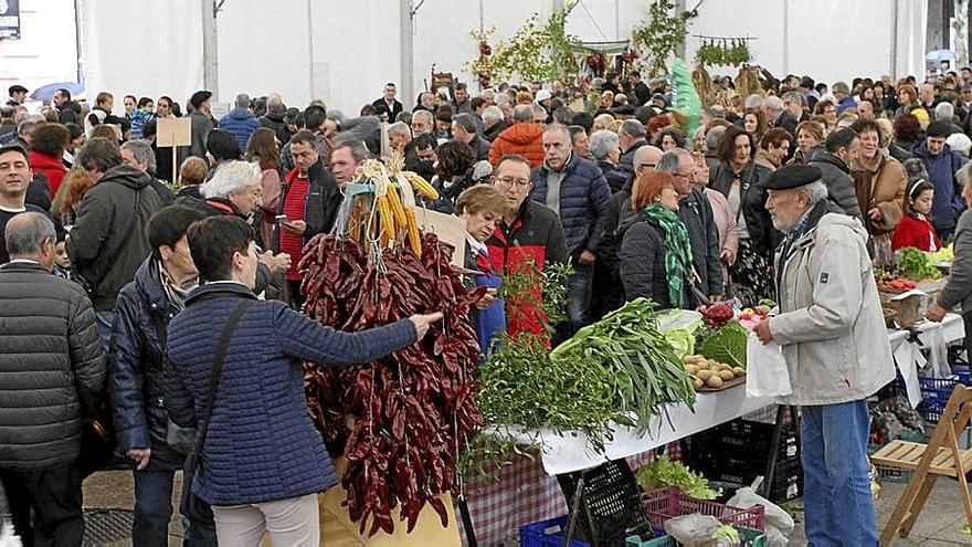 Varias personas en torno a los puestos de la última feria de San Andrés, celebrada en 2019. | FOTO: J.L.