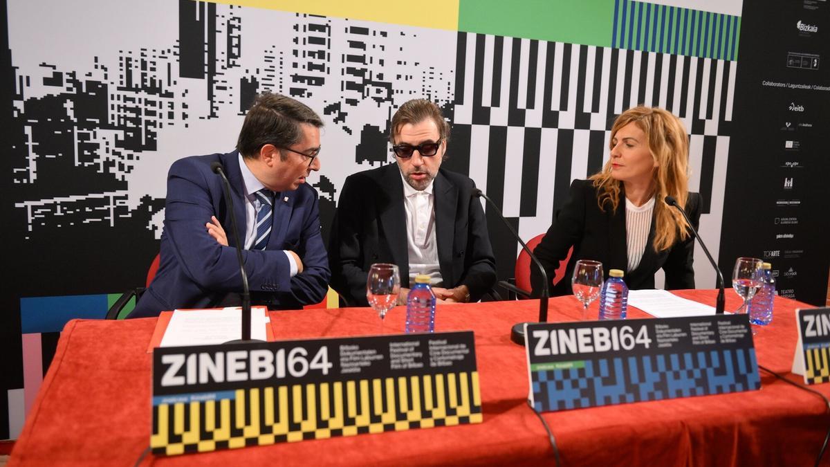 El concejal de Cultura Gonzalo Olabarria, el premiado Albert Serra y la directora de Zinebi Vanesa Fernandez.