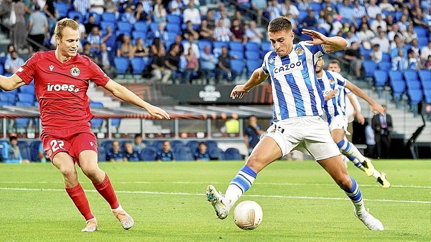 Karrikaburu, que debutó ayer como titular con el primer equipo txuri-urdin, controla un balón ante el defensor visitante Lang.