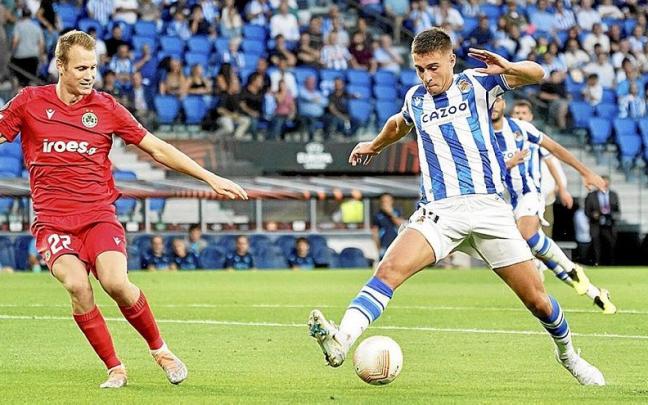 Karrikaburu, que debutó ayer como titular con el primer equipo txuri-urdin, controla un balón ante el defensor visitante Lang. Karrikaburu, que debutó ayer como titular con el primer equipo txuri-urdin, controla un balón ante el defensor visitante Lang.