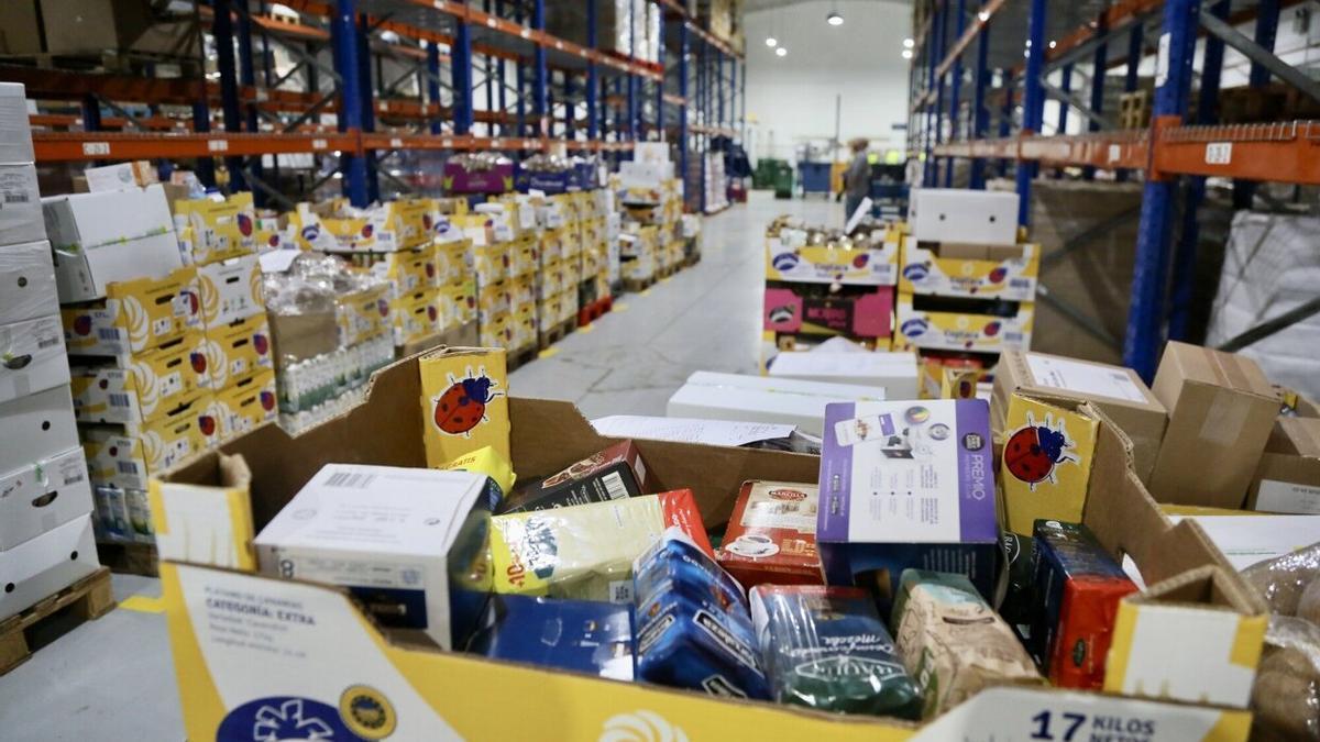 Varias cajas de comida en la sede del Banco de Alimentos de Gipuzkoa, el mes pasado.