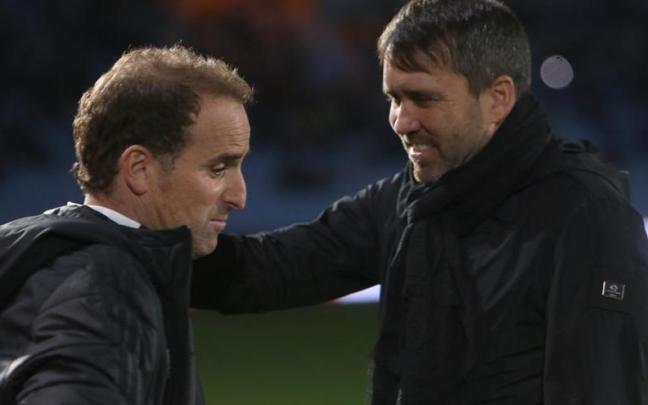 Coudet y Arrasate se saludan antes de un partido.