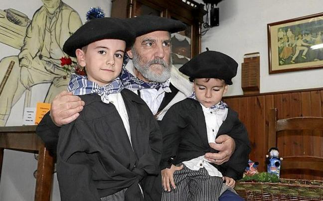 Muchos pequeños fueron a verlo de cerca a su llegada a la peña Beterri. Muchos pequeños fueron a verlo de cerca a su llegada a la peña Beterri.