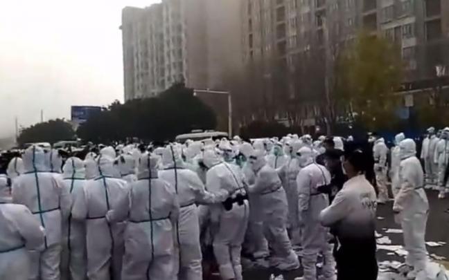 Los agentes de seguridad tratan de contener a los trabajadores. Los agentes de seguridad tratan de contener a los trabajadores.