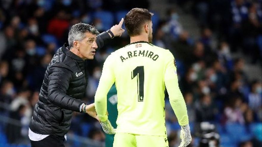 Imanol Alguacil, dando instrucciones durante un partido.